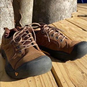 Boys Keen brown shoes size 2 Boys KEENS